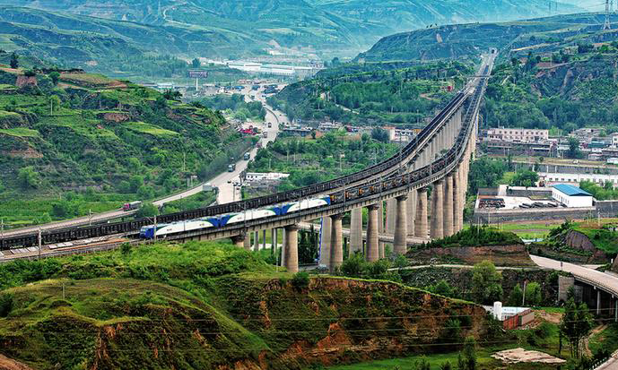 截至6月30日，國(guó)家能源集團(tuán)包神鐵路集團(tuán)神朔鐵路公司上半年運(yùn)量累計(jì)完成1.28億噸。上半年，該公司嚴(yán)格執(zhí)行“一防三保”，統(tǒng)籌推進(jìn)生產(chǎn)經(jīng)營(yíng)和疫情防控各項(xiàng)工作，實(shí)現(xiàn)了整合后平穩(wěn)有序、持續(xù)健康發(fā)展。多渠道拓展貨源，緊抓煤炭市場(chǎng)升溫有利時(shí)機(jī)，保持運(yùn)輸持續(xù)高位。6月9日202列、6月10日207列、6月13日205列，不斷刷新神朔線歷史紀(jì)錄，自6月9日到28日，連續(xù)21天實(shí)現(xiàn)滿圖（超圖）運(yùn)行。圖為7月6日，萬(wàn)噸列車奔馳在神朔線野蘆溝大橋上。