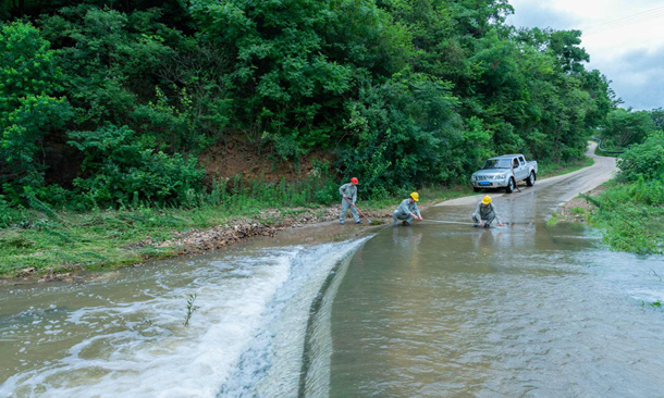 國家能源集團廣水風電公司金山風電場運維檢修人員對進入風場道路積水路段進行特別巡。