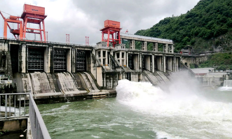 自7月5日湖北防汛應(yīng)急響應(yīng)級別提升至Ⅲ級以來，國家能源集團湖北公司統(tǒng)籌做好疫情防控和防汛救災(zāi)，堅持預(yù)防預(yù)備和應(yīng)急處置相結(jié)合，將汛限水位被動觸發(fā)泄洪轉(zhuǎn)變?yōu)楦鶕?jù)來水測算結(jié)果，提高洪水管理的主動性與預(yù)見性，全面進入防大汛、抗大洪、搶大險工作狀態(tài)。圖為國家能源集團南河水力發(fā)電廠泄洪。