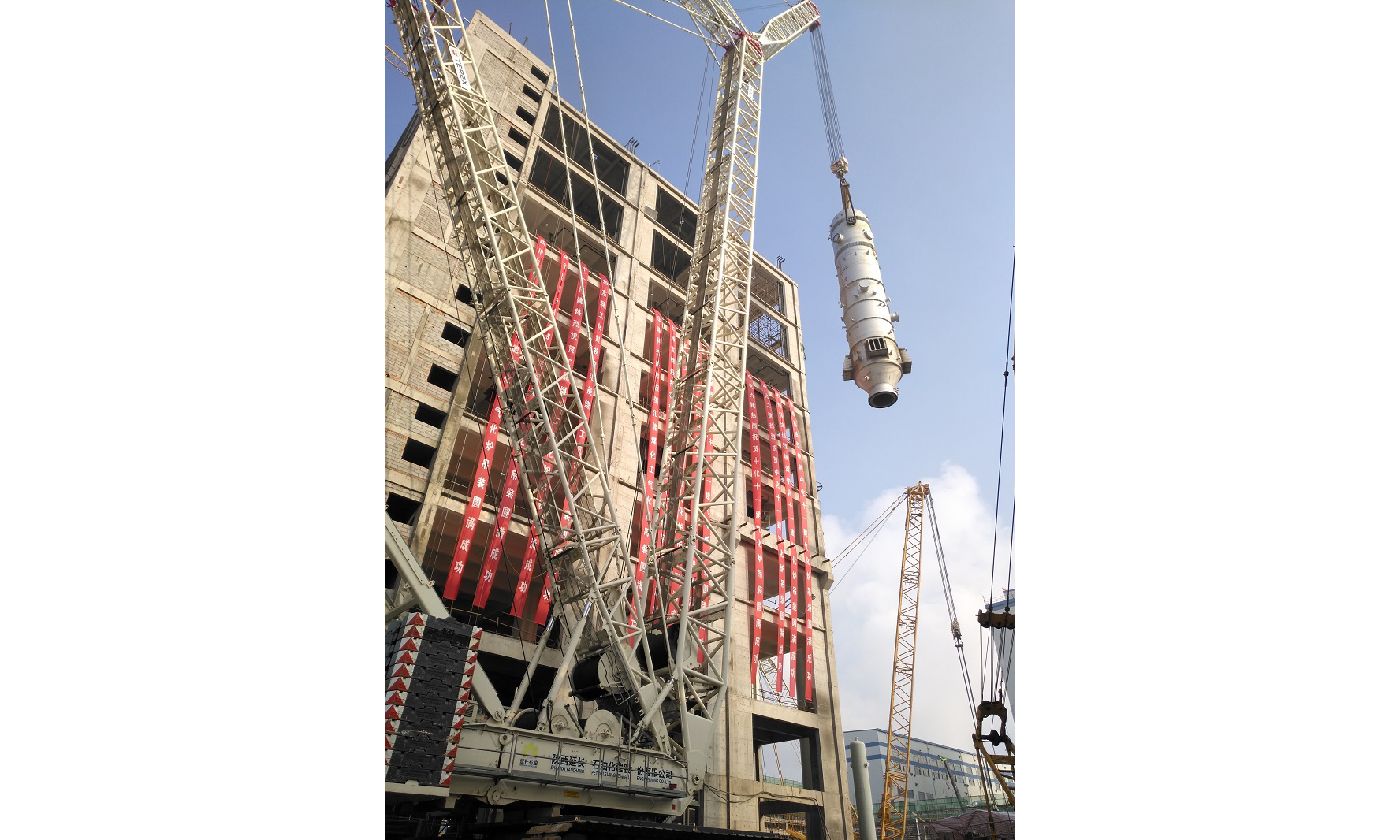 圖為設備吊裝現場。