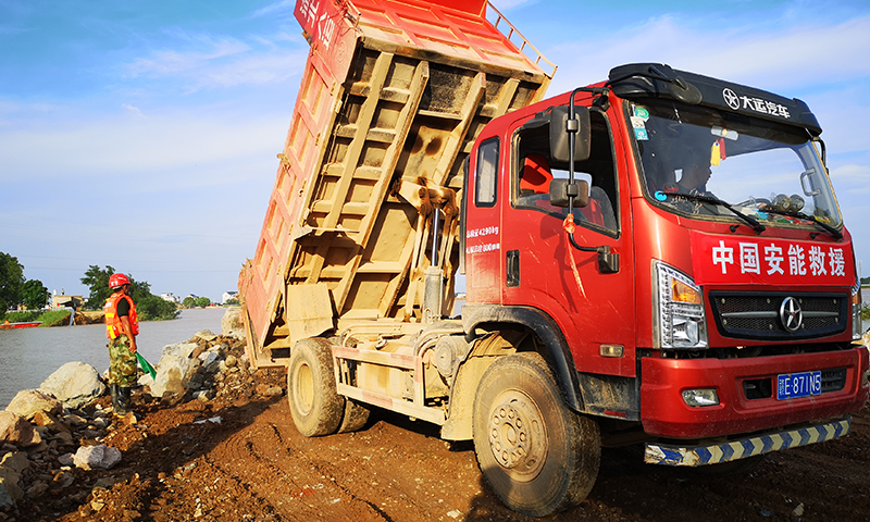 自卸車正在倒料。