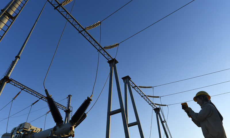 圖為7月7日，在青海省海南藏族自治州共和縣，大唐青海公司新能源分公司一名工作人員在升壓站內巡檢。（新華社記者 張宏祥 攝）