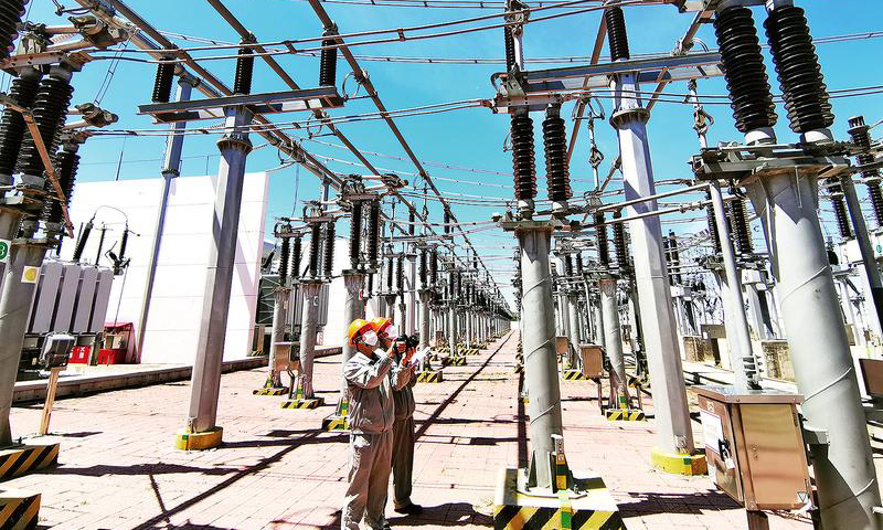近期，氣溫不斷攀升，國(guó)家能源集團(tuán)一線員工不畏高溫酷暑堅(jiān)守崗位，全力做好迎峰度夏設(shè)備檢修工作。國(guó)家能源集團(tuán)龍?jiān)措娏|寧龍康變電站出口負(fù)荷持續(xù)攀升，該變電站組織職工實(shí)時(shí)對(duì)變電設(shè)備進(jìn)行測(cè)溫巡檢工作，發(fā)現(xiàn)發(fā)熱點(diǎn)和異常現(xiàn)象及時(shí)整改，確保設(shè)備安全運(yùn)行。圖為7月3日，運(yùn)檢人員對(duì)電氣設(shè)備進(jìn)行接點(diǎn)測(cè)溫。