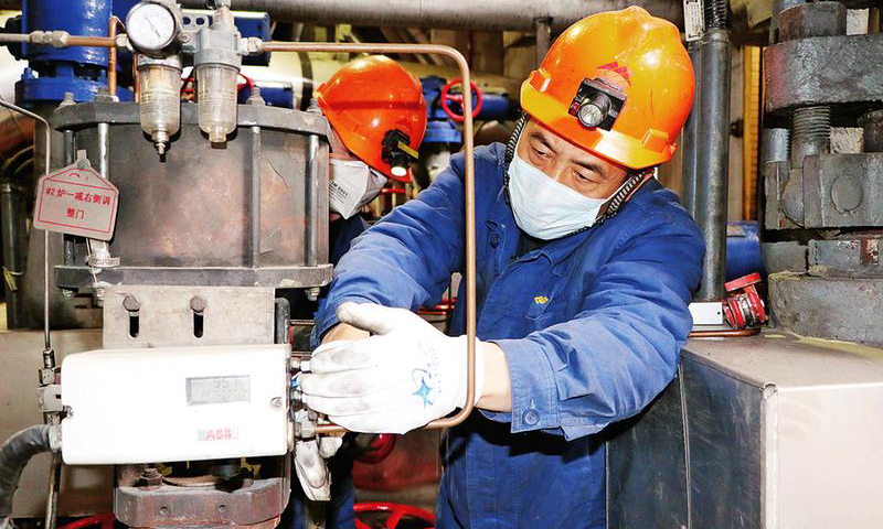 國(guó)家能源集團(tuán)準(zhǔn)能矸電強(qiáng)化發(fā)電機(jī)組巡視和治理維護(hù)，認(rèn)真落實(shí)避雷器、事故按鈕、電氣熱工測(cè)點(diǎn)等戶外設(shè)備防雨、防潮、防雷擊措施，為安全迎峰度夏做足準(zhǔn)備。圖為6月22日，國(guó)家能源集團(tuán)河北衡豐公司汽機(jī)專業(yè)技術(shù)人員細(xì)心查看循環(huán)水升壓泵機(jī)械密封工作情況。