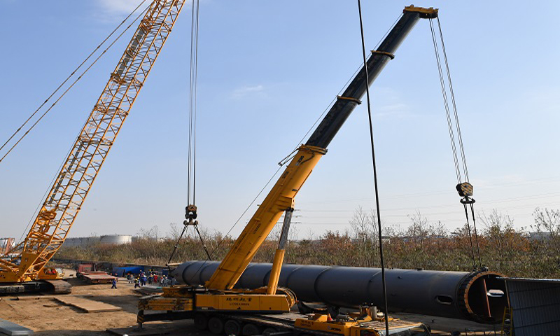 該項目位于山東省濱州市陽信縣，采用了國際領先的“模擬移動床”吸附分離技術，配套專用HAACE程序控制、專利吸附劑、塔內件等，部分核心儀表采用進口裝備。該裝置生產的工業白油、SA系列高沸點芳烴溶劑，廣泛用于化纖、紡織、金屬加工、油墨等各行業。圖為該項目節點吊裝現場。