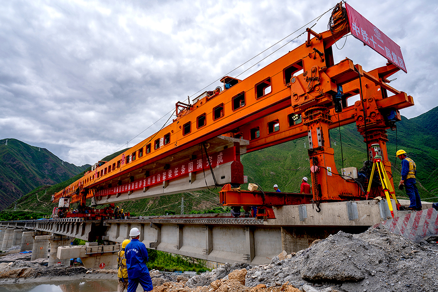 拉林鐵路加查1號雅魯藏布江特大橋的架設(shè)完成，意味著項(xiàng)目的工作重心由橋梁架設(shè)轉(zhuǎn)移至軌道鋪設(shè)階段，為年底的全線軌道鋪通創(chuàng)造了有利條件。圖為拉林鐵路跨雅江最后一片橋梁順利架設(shè)完成。（丁慶濱 攝）