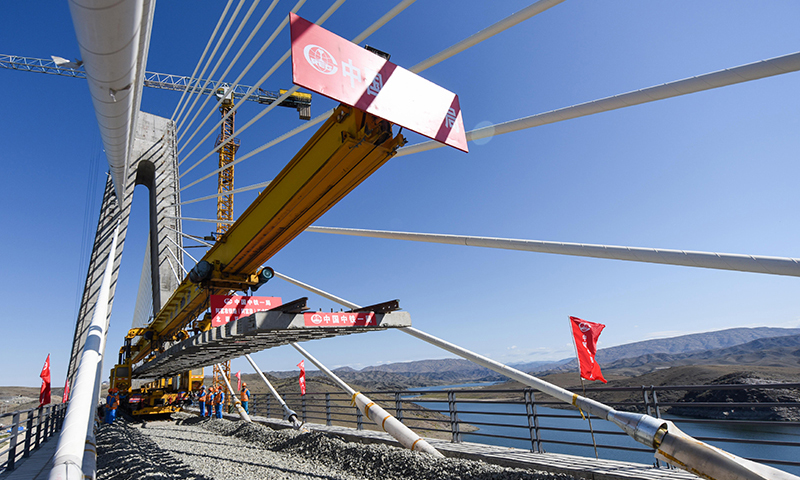 圖為7月2日，中鐵一局的施工人員在阿富準鐵路阿勒泰至富蘊段進行鋪軌作業。（新華社記者 丁磊 攝）