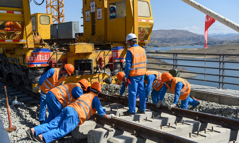 圖為7月2日，中鐵一局的施工人員在進行鋪軌作業。（新華社記者 丁磊 攝）
