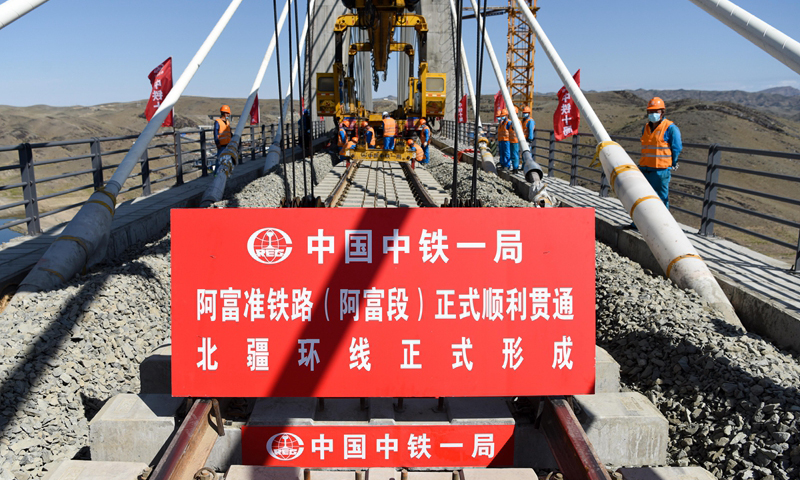 圖為7月2日，中鐵一局的施工人員在阿富準鐵路阿勒泰至富蘊段進行鋪軌作業。（新華社記者 丁磊 攝）