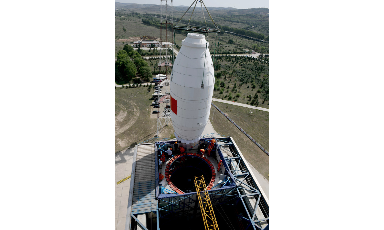 “西柏坡號”科普衛星（八一02星）是由航天科技集團所屬中國航天科技國際交流中心與石家莊市鹿泉區第一中學共同發起的、由航天科技集團五院航天東方紅衛星公司研制的一顆青少年科普衛星，是一顆2U立方體衛星，主要開展對地遙感成像、圖像語音數據傳輸、在軌編程等技術試驗。通過此項目，學生可從衛星任務分析、軌道計算、總體設計仿真、部組件設計與研制、整星集成測試、衛星環境試驗、衛星發射、衛星在軌操作和管理、載荷應用等方面全面參與微納衛星研制。圖為吊裝星罩組合體。（蔡文 攝）