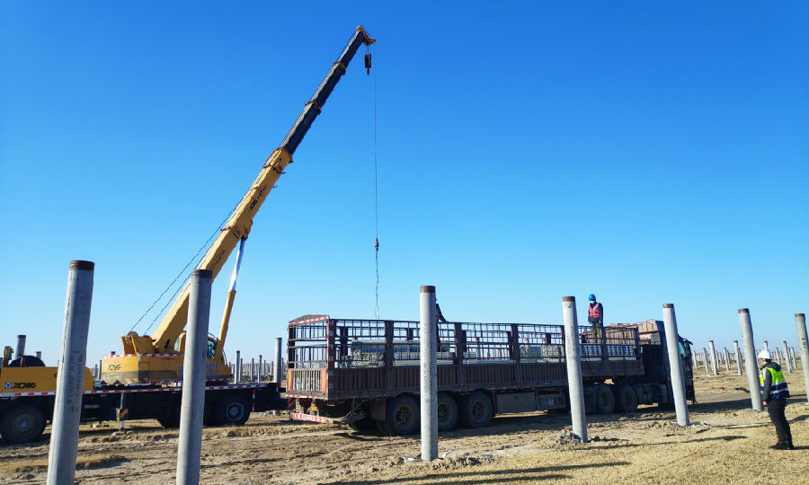 面對突然暴發的新冠肺炎疫情，太陽能華北區黨總支派駐黨員駐扎現場，一手抓疫情防控，一手抓復工復產，確保電站建設不間斷。項目所在地4087畝土地上留下了中國節能光伏人最堅實的腳印，263146塊單晶雙玻光伏組件上匯聚著節能光伏人的心血與汗水。 