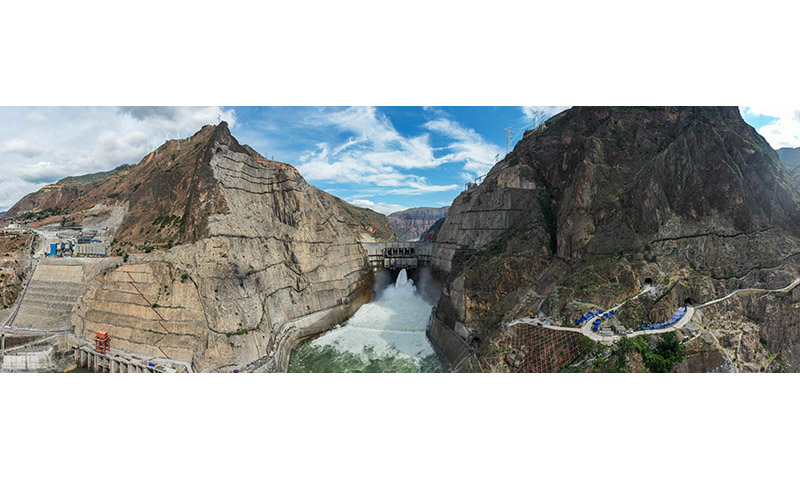 6月29日烏東德水電站首批機組投產發電儀式以視頻方式舉行。烏東德水電站位于云南省昆明市祿勸縣和四川省涼山州會東縣交界，是實施“西電東送”的國家重大工程，由中國長江三峽集團有限公司于2015年12月全面開工建設，總裝機容量1020萬千瓦，年均發電量389.1億千瓦時。水電站全部機組計劃于2021年7月前建成投產。圖為烏東德水電站大壩。（新華社記者 胡超 攝）