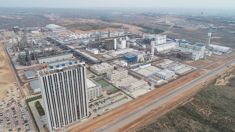 6月21日上午，隨著業主試車指揮組氣化爐投料指令的下達，現場火炬隨即燃起熊熊火焰，系統運行穩定，技術參數正常，宣告中國化學工程三化建承建的陜西精益化工有限公司煤焦油深加工多聯產綜合利用項目制氫中心氣化爐投料試車成功。該氣化爐投料試車一次成功，標志著制氫中心進入收尾、裝置試車階段。圖為項目全景。