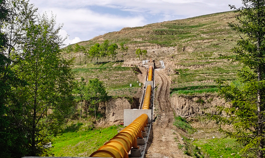 引大濟湟扶貧灌溉工程被稱為青海省“一號水利工程”，建成后，湟水流域將新增“旱改水”農田110余萬畝。其中，湟水北干渠扶貧灌溉二期工程支渠11標段位于青海省互助土族自治縣，主要包括隧洞、倒虹吸、渡槽、明渠等工程，全長15215米。圖為山谷中的倒虹吸工程。