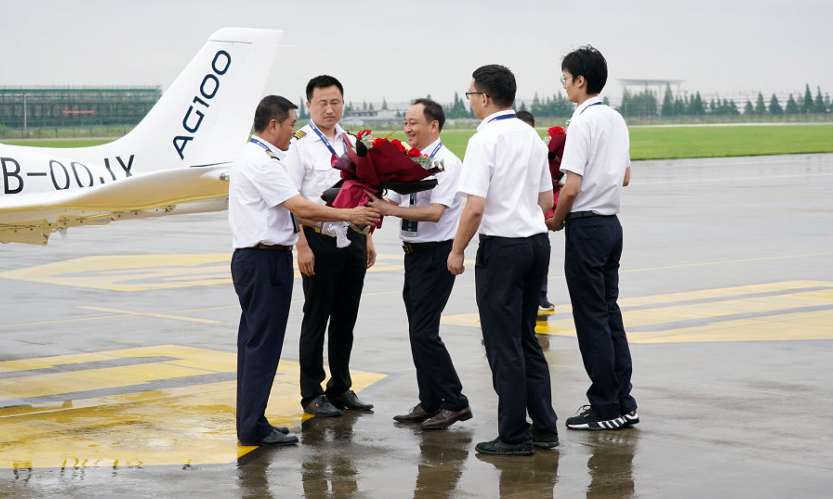 首席試飛員趙仁波、副駕駛金長東著陸后報告：“飛機操縱性、穩定性良好，各系統工作正常?？罩酗w行十分順利，首飛取得圓滿成功！”