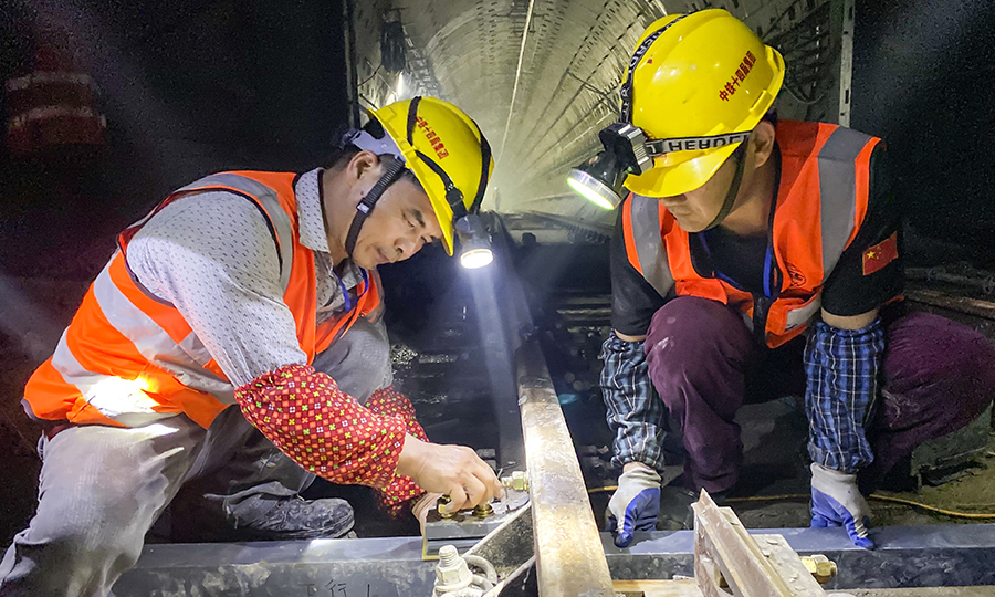 調(diào)試工作中，測試列車按照運營路線，對上海15號線北段9個車站進行動車調(diào)試，標志著該線北段信號系統(tǒng)施工基本完成，正式實現(xiàn)了“通信通”和“信號通”，為下一步的列車試運營做好了準備。圖為工人正在進行信號轉轍機安裝。