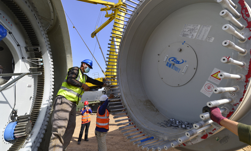 為了和風(fēng)“捉迷藏”，施工人員穿插作業(yè)和應(yīng)急預(yù)案也是充滿了“套路”，對風(fēng)速每秒超過8米、10米和18米等不同情況明確了不同要求，確保吊裝作業(yè)順利進(jìn)行。