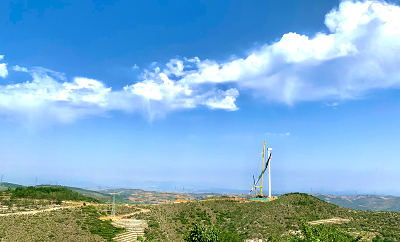 平定項(xiàng)目建設(shè)容量100MW,安裝40臺海裝2.5MW風(fēng)機(jī)，機(jī)位大多分布在風(fēng)場各獨(dú)立山頭上，施工區(qū)域海拔高、范圍廣、吊裝難度大。