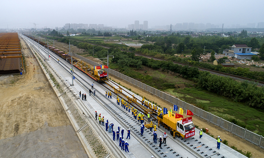 為保證軌道施工質(zhì)量，建設(shè)者在軌道焊接完成后，還要反復(fù)對(duì)焊頭內(nèi)部進(jìn)行超聲波掃描診斷，就像醫(yī)生給病人做“B超”，可查看到肉眼看不到的“病害”，及時(shí)發(fā)現(xiàn)有沒(méi)有焊透、傷損、氣泡或夾雜物等質(zhì)量缺陷。圖為鹽通高鐵全線(xiàn)首鋪現(xiàn)場(chǎng)。（劉連強(qiáng) 攝）