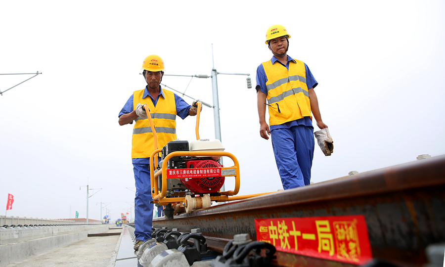 圖為作業(yè)人員緊固螺栓工序。（彭特 攝）