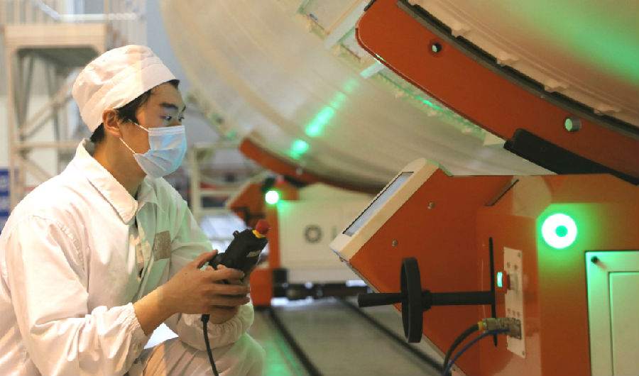 近日，中國航天科技集團有限公司一院211廠首次應用大部段自動對接設備完成了長征三號乙運載火箭芯級對接工作，標志著該公司已具備直徑3.35米火箭芯級自動化對接能力，為實現火箭智能總裝奠定了基礎。近兩年，該廠明確了建設中國航天智能制造領軍企業的目標，火箭總裝也逐漸向智能總裝轉變。今年年年初，該廠組建了火箭總裝自動化攻關小組，通過開展數字化自適應對接裝配技術研究，找到最優誤差分配方法，實現直徑3.35米火箭芯級自動化對接。