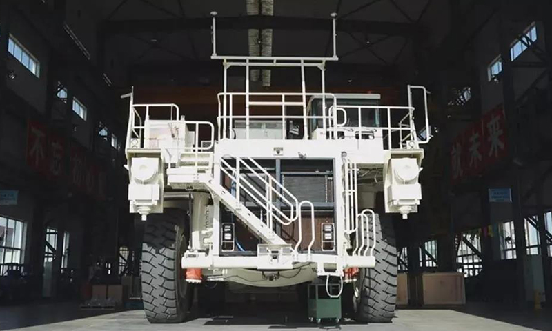 北方股份NTE120AT無人駕駛電動輪礦車項目，在國內沒有任何技術可供參考的情況下，王逢全團隊走上了一條一切靠自己的研發之路。他們走進各地大型礦場實地調研，在復雜、危險的礦場環境下，跟隨駕駛員采集大量礦車行駛數據，記錄各類生產場景，了解礦車作業的全流程……北方股份無人礦車研發團隊把僅用3年時間就攻克下了技術難題。