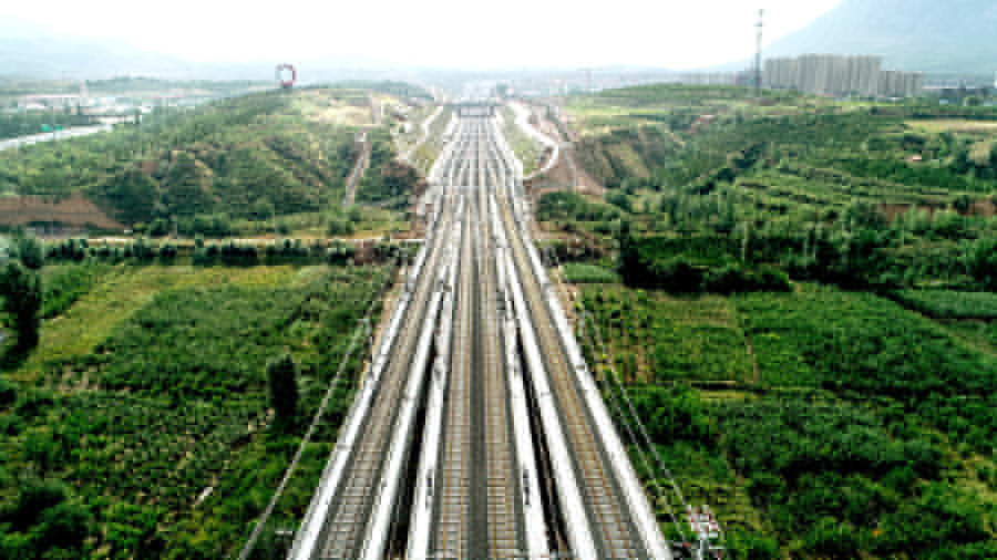 自5月中旬開始，中鐵二十局200多名參建者圍繞“抗疫情保節點、擔使命保精品”主題吹響了“大干60天，完成綠植補強、臨時工程整治等施工任務”的號角。圖為戴家營1號大橋完工后的臨邊綠植場景。（曲志忠 攝）