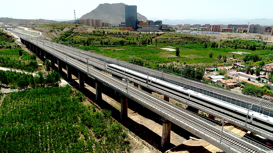 6月4日，由中國鐵建所屬中鐵二十局承建的北京2022年冬奧會配套工程——崇禮鐵路二標順利完成30公里高鐵綠色長廊工程。施工建設中，中鐵二十局建設者采取換填營養土植樹等工序控制苗木成活率，并累計栽培苗木151萬株，實現了打造業主綠色長廊的目標，成為全線首家完成此項工作的標段。圖為已完成臨邊綠化施工的戴家營1號大橋。（曲志忠 攝）