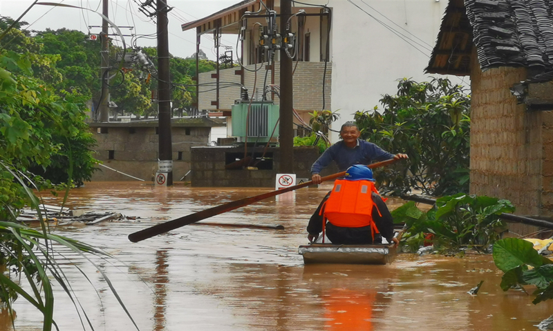 6月7日，在桂林荔浦市雙江鎮(zhèn)，災(zāi)區(qū)群眾積極配合電力搶修人員開展搶險救援行動。（覃日友 攝）