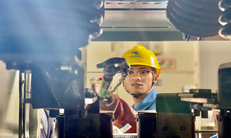 近日，貴陽持續(xù)暴雨。為了不影響用戶，南方電網(wǎng)貴州貴陽修文供電局變電所在110千伏變電站展開“零點”作業(yè)，在深夜針對4條涉及5000多名用戶的線路開展小電流接地選線改造以及清掃、預(yù)試工作。