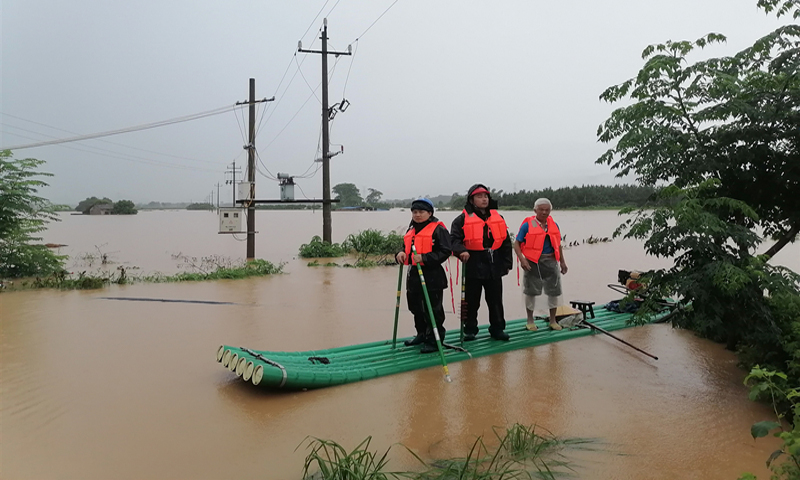 6月7日，南方電網(wǎng)廣西桂林臨桂供電局組織人員對供電線路、臺區(qū)進行特巡。（陽霄云 粟慧瓊 攝 ）