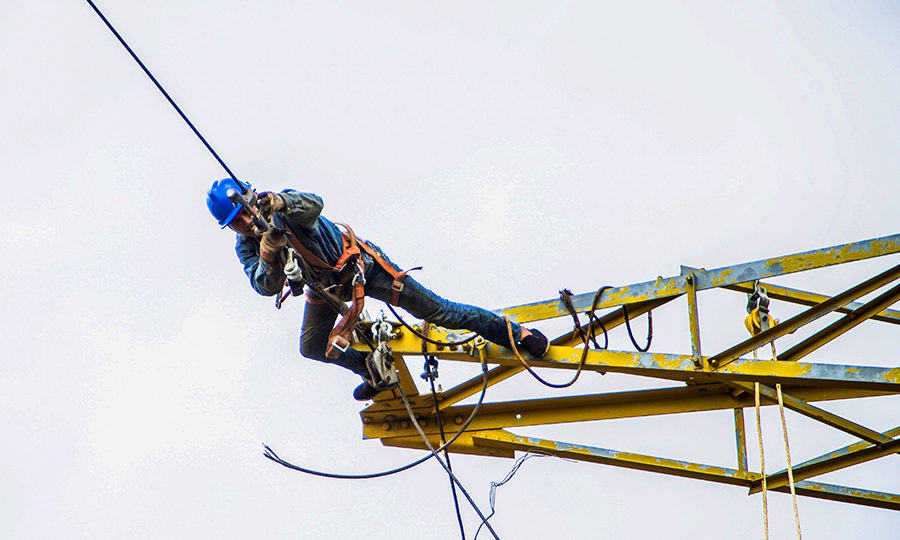 濟萊高鐵通車后，有利于加強省會城市群經濟圈與京津冀、長三角等地區的互聯互通，對促進山東經濟社會發展具有重大的現實意義和深遠的歷史意義。圖為鐵塔頂上的施工工人。（范成濤 攝）