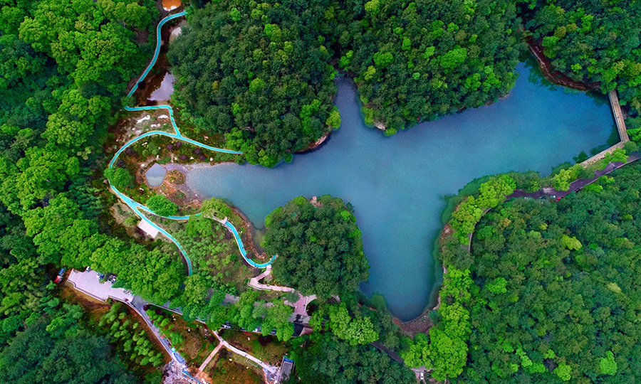 日前，重慶市縉云山黛湖生態公園正式開放迎客。開放前，中國鐵建所屬中鐵二十二局五公司開展了生態修復，通過整合黛湖沿線水系、山林與動植物資源，恢復濕地水文和生物多樣性，增加濕地植被覆蓋面積，為黛湖量身定制打造了“山地溪塘復合生態系統”的鐵建方案，喚醒了城市“綠肺”。圖為縉云山黛湖生態公園全景。