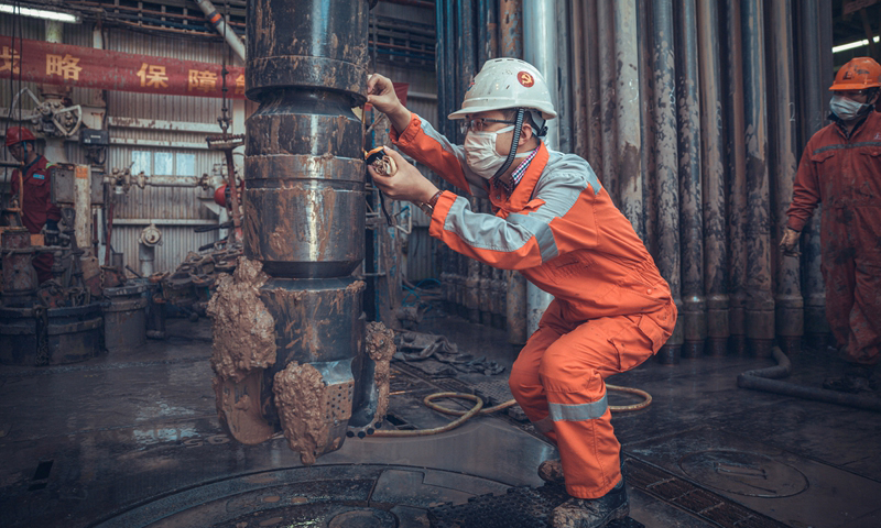 中國海油鉆井人披星戴月、夜以繼日，用汗水澆灌收獲，以實干篤定前行，努力在不凡之年成就不凡業(yè)績。