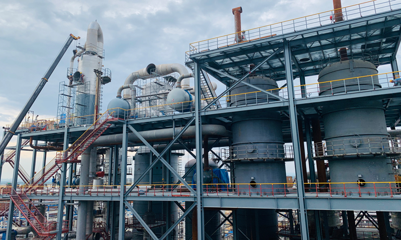 五月下旬，中國化學(xué)工程十三化建湖北三寧乙二醇項目DMO合成工段3臺單重約120噸、規(guī)格為7.2米×28.2米的DMO反應(yīng)器吹掃氣體儲罐吊裝就位，至此該項目所有大型設(shè)備吊裝工作全部完成。湖北三寧乙二醇項目位總投資100億元，是湖北省重點建設(shè)項目，從安全環(huán)保、工藝路線、設(shè)備選型等方面均采用了世界上最先進技術(shù)，實現(xiàn)煤基多聯(lián)產(chǎn)和產(chǎn)業(yè)升級換代的同時，也具備了技術(shù)先進、投資省、綜合能耗低、成本低等優(yōu)勢。