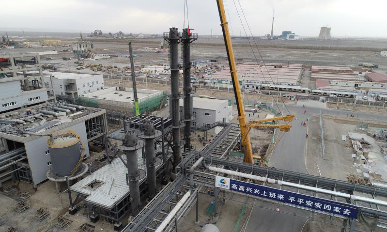 五月下旬，由中國化學(xué)工程第十一建設(shè)有限公司承建的中泰化學(xué)吐魯番市托克遜縣高性能樹脂項目最后一套裝置---10萬噸糊樹脂裝置一次投料成功，產(chǎn)出合格產(chǎn)品，標志著該項目所有裝置全部進入正式生產(chǎn)階段。