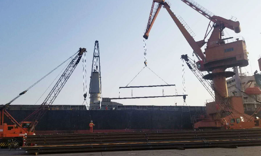 圖為5月4日，中國鐵物軌道集團從天津港發(fā)運這批中老鐵路鋼軌。