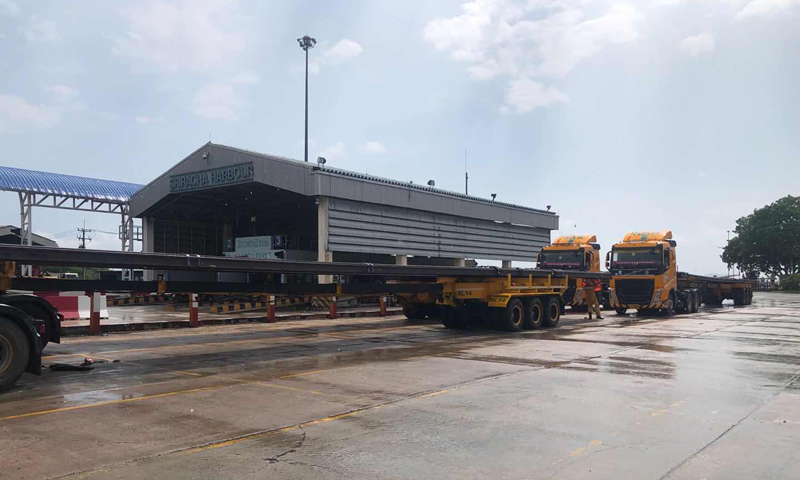 5月15日，中國鐵物軌道集團從天津港發(fā)運的8147噸鋼軌運抵泰國是拉差港中轉。目前，這批鋼軌通過陸運方式運至老撾萬象鋪軌基地。圖為鋼軌在泰國是拉差港轉運。