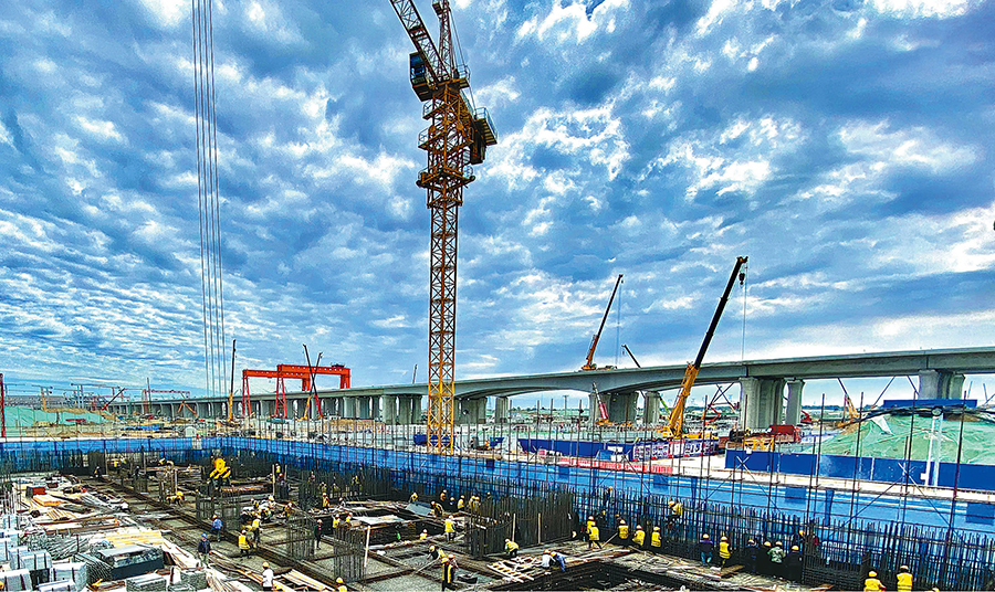 5月23日，中鐵建電氣化局三公司京雄城際鐵路項目部員工在雄安牽引變電所開展鋼筋綁扎競賽，力爭把疫情耽誤的工期搶回來。該變電所是我國鐵路首座下沉式牽引變電所，同時也是我國房屋建筑面積最大的牽引變電所，建成投產后，在擔負京雄城際鐵路接觸網供電任務的同時，后期還將為豐（臺）雄（安）商（丘）高鐵、雄（安）忻（州）鐵路和（天）津雄（安）城際鐵路接觸網供電。（王晨軍 攝）