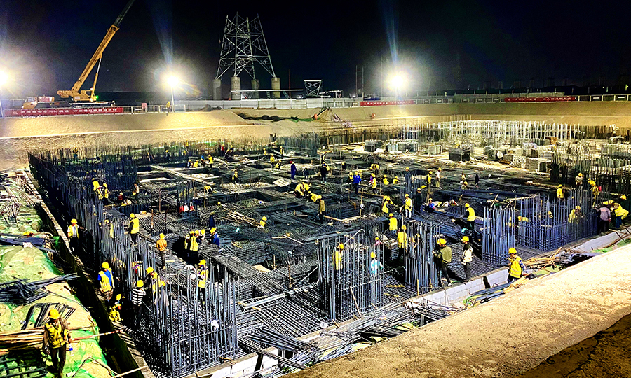 圖為京雄城際雄安牽引變電所鋼筋捆扎施工現場。（王晨軍 攝）