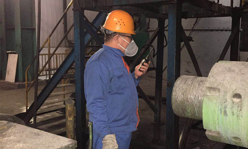 截至5月底，北重集團煉鋼產量27763噸，同比提升20.9%；電渣產量6457噸，同比提升32.5%；擠壓無縫管連續3個月實現穩產300支以上。圖為北重集團特鋼事業部員工趕制生產進度。（文/圖 郭新燕 ）