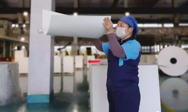 近日，中國誠通所屬企業咬緊目標保生產。員工奮戰在一線，他們精益求精，爭分奪秒保障生產任務。圖為中國誠通所出資企業紅塔仁恒員工堅守在生產車間。