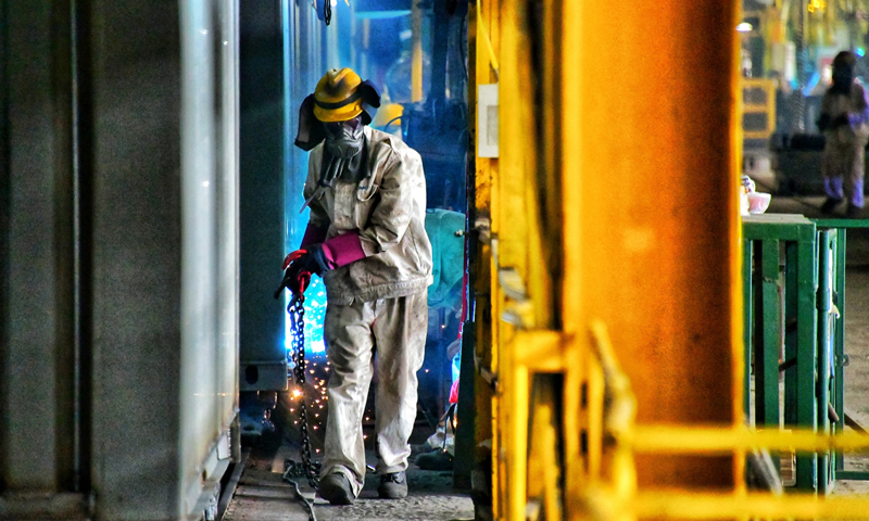 圖為漳州中集集裝箱有限公司工人抓緊時(shí)間趕工期。