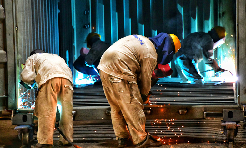 圖為漳州中集集裝箱有限公司工人抓緊時(shí)間趕工期。