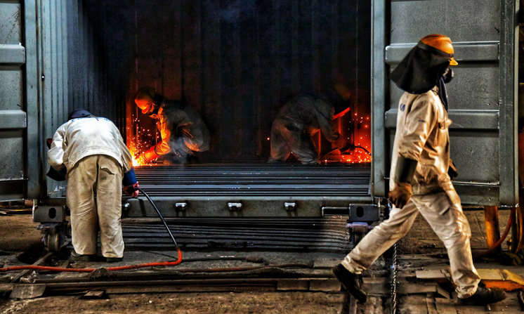 圖為漳州中集集裝箱有限公司工人抓緊時(shí)間趕工期。