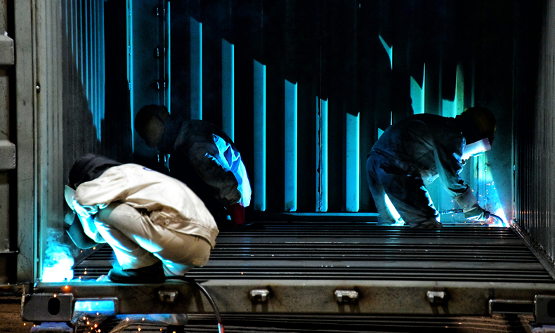 圖為漳州中集集裝箱有限公司工人抓緊時(shí)間趕工期。