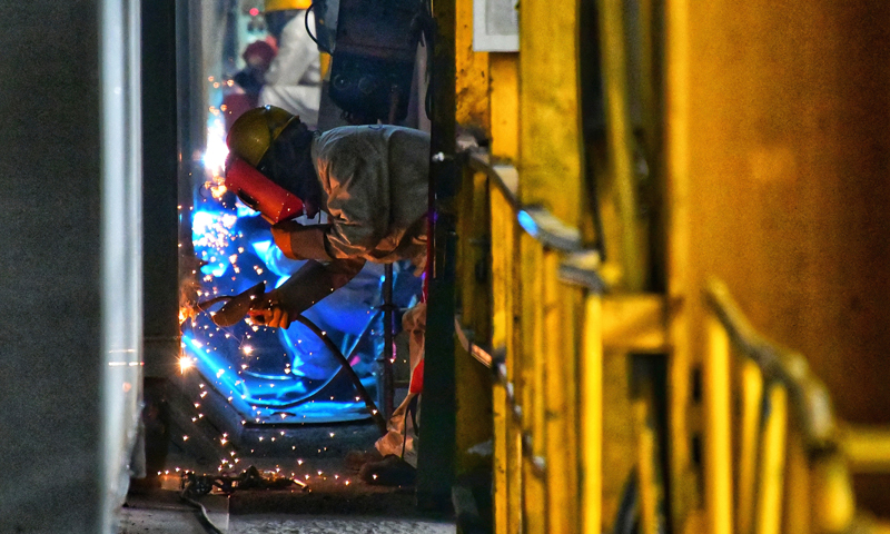 圖為漳州中集集裝箱有限公司工人抓緊時(shí)間趕工期。