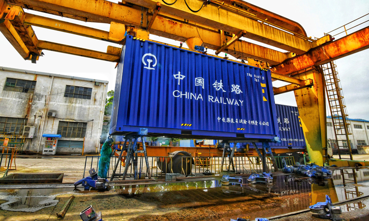 圖為漳州中集集裝箱有限公司工人抓緊時(shí)間趕工期。