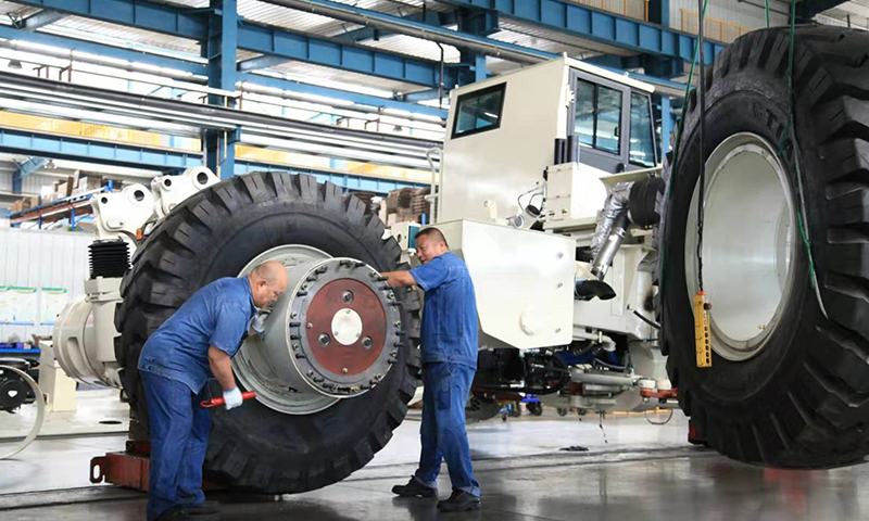 圖為北重集團北方股份一線員工趕制生產進度。（文/圖 郭新燕）