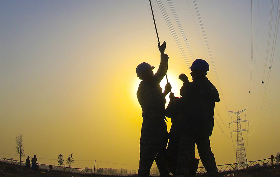 圖為建設者同心合力加緊施工。（范成濤 攝）
